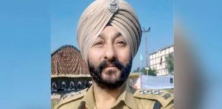 ഭീകരര്ക്കൊപ്പം പിടിയിലായ പോലീസ് ഓഫീസറെ സംബന്ധിക്കുന്ന കൂടുതല് വിവരങ്ങള് പുറത്ത്; ഭീകരരെ കടത്താന് വാങ്ങിയിരുന്നത് 12 ലക്ഷം