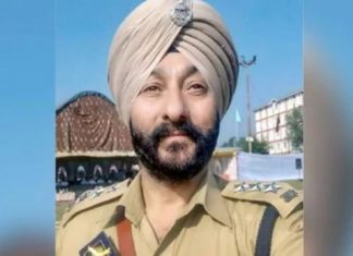 ഭീകരര്ക്കൊപ്പം പിടിയിലായ പോലീസ് ഓഫീസറെ സംബന്ധിക്കുന്ന കൂടുതല് വിവരങ്ങള് പുറത്ത്; ഭീകരരെ കടത്താന് വാങ്ങിയിരുന്നത് 12 ലക്ഷം