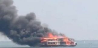വേമ്പനാട് കായലില് ഹൗസ് ബോട്ടിന് തീ പിടിച്ചു; ആളപായമില്ല