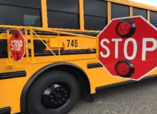 സ്കൂൾ ബസിന്റെ സ്റ്റോപ് അടയാളം മറികടക്കുന്നവർക്കുള്ള പിഴ അബുദാബി പൊലീസ് ഇരട്ടിയാക്കി