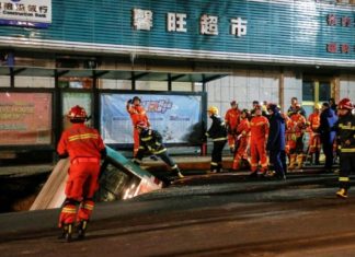 റോഡില് രൂപപ്പെട്ട ഗര്ത്തത്തിലേയ്ക്ക് ബസ് മറിഞ്ഞ് യാത്രക്കാരും വഴിയാത്രക്കാരും ഉള്പ്പെടെ ആറു പേര് മരിച്ചു