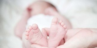 മൂന്ന് ദിവസം പ്രായമായ പെൺകുഞ്ഞ് മരിച്ച നിലയില്; കൊലപാതകം പരസ്പരം ആരോപിച്ച് മാതാപിതാക്കൾ