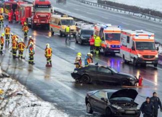 ജർമനിയിലെ ബയേണിലെ എ–8 (A-8) ഹൈവേയിൽ ഞായറാഴ്ച ഒൻപത് വാഹനങ്ങൾ കൂട്ടിയിടിച്ച് പതിനെട്ട് യാത്രക്കാർക്ക് പരുക്കേറ്റു