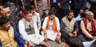 സര്ക്കാര് ഉദ്യോഗസ്ഥരെ ഭീഷണിപ്പെടുത്തിയതിന് ബി.ജെ.പി ജനറല് സെക്രട്ടറി അടക്കം 350 പേര്ക്കെതിരെ കേസെടുത്ത് മധ്യപ്രദേശ് സര്ക്കാര്