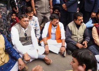 സര്ക്കാര് ഉദ്യോഗസ്ഥരെ ഭീഷണിപ്പെടുത്തിയതിന് ബി.ജെ.പി ജനറല് സെക്രട്ടറി അടക്കം 350 പേര്ക്കെതിരെ കേസെടുത്ത് മധ്യപ്രദേശ് സര്ക്കാര്