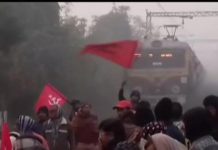കേന്ദ്ര സര്ക്കാരിന്റെ തൊഴിലാളി- ജനവിരുദ്ധ നയങ്ങള്ക്കെതിരെ ചൊവ്വാഴ്ച അര്ധരാത്രി ആരംഭിച്ച പണിമുടക്കില് നിശ്ചലമായി രാജ്യം