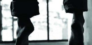 കൊല്ലത്ത് പോലീസ് സ്റ്റേഷനില് പോലീസുകാരന് തൂങ്ങിമരിച്ച നിലയില്