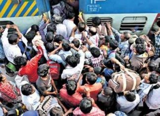 പൊലീസ് പരീക്ഷയ്ക്ക് പോവാന് യാത്രാസൗകര്യം ഒരുക്കാത്ത കാരണത്തില് ഉദ്യോഗാര്ത്ഥികള് അക്രമാസക്തരായി; രാജധാനി ട്രെയിനിന് നേരെ കല്ലേറ്