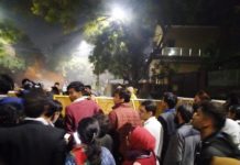 ദല്ഹിയില് ആക്രമണം; നടപടി വേണമെന്നാവശ്യപ്പെട്ട് അരവിന്ദ് കെജ്രിവാളിന്റെ വസതിക്ക് മുന്നില് ജാമിഅ വിദ്യാര്ത്ഥികളുടെ പ്രതിഷേധം