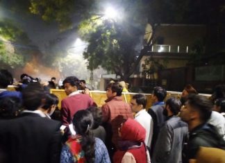 ദല്ഹിയില് ആക്രമണം; നടപടി വേണമെന്നാവശ്യപ്പെട്ട് അരവിന്ദ് കെജ്രിവാളിന്റെ വസതിക്ക് മുന്നില് ജാമിഅ വിദ്യാര്ത്ഥികളുടെ പ്രതിഷേധം