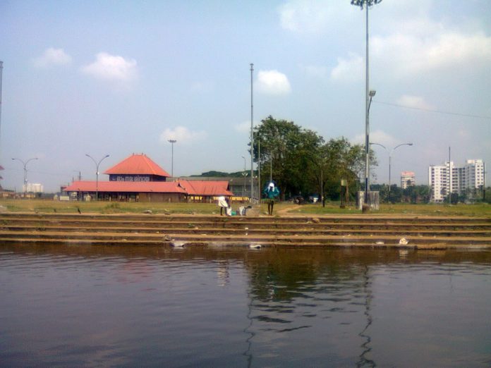 Aluva_manappuram_temple_-_panoramio_1024_768