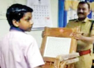 പൊട്ടിയ പഴയ കസേര ചോദിച്ചെത്തിയ കുട്ടിയ്ക്ക് പുതിയ കസേര വാങ്ങി നല്കി പോലീസ്