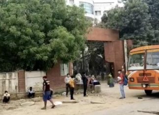 ഉത്തർപ്രദേശിലെ സയ്ഫായി മെഡിക്കൽ കോളേജിനു മുന്നിൽ ആശുപത്രി പ്രവേശനത്തിനായി ഫൂട്പാത്തിൽ കാത്ത് നിന്ന് 69 കൊവിഡ് രോഗികൾ