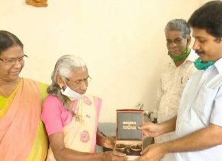 മുഖ്യമന്ത്രിയുടെ ദുരിതാശ്വാസ നിധിയിലേക്ക് മൂന്ന് പവന്റെ സ്വര്ണാഭരണങ്ങള് സംഭാവന നല്കിയ വള്ളി മുത്തശ്ശിയാണ് താരം