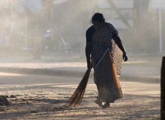 30 വര്ഷം സ്റ്റേഷന് വൃത്തിയായി പരിപാലിച്ച തൂപ്പുകാരിയ്ക്ക് ഗാര്ഡ് ഓഫ് ഓണര് നല്കി പോലീസ്!