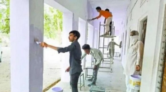 ക്വാറന്റീനില് കഴിയുന്ന സ്കൂള് കെട്ടിടം പെയിന്റടിച്ച് മാതൃകയായി ഒരു സംഘം അതിഥി തൊഴിലാളികള്