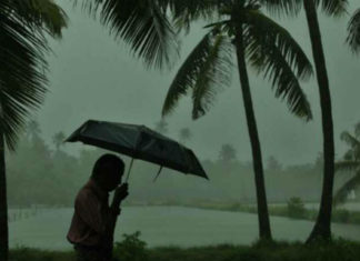 കേരളത്തിൽ ശക്തമായ മഴയ്ക്കും ചുഴലിക്കാറ്റിനും സാധ്യത