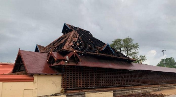 ശക്തമായ കാറ്റിലും മഴയിലും വൈക്കം ക്ഷേത്രത്തിലും സമീപ പ്രദേശങ്ങളിലും വ്യാപക നാശനഷ്ടം