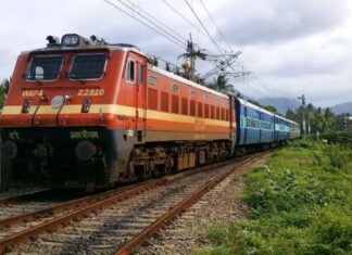 സാധാരണ ട്രെയിന് സര്വ്വീസ് ഓഗസ്റ്റ് 12ന് ശേഷം മാത്രം, ബുക്ക് ചെയ്ത ടിക്കറ്റുകള് റദ്ദാക്കും
