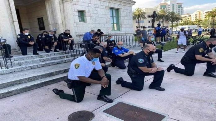 US-policemen-kneel-770x433_1024_576