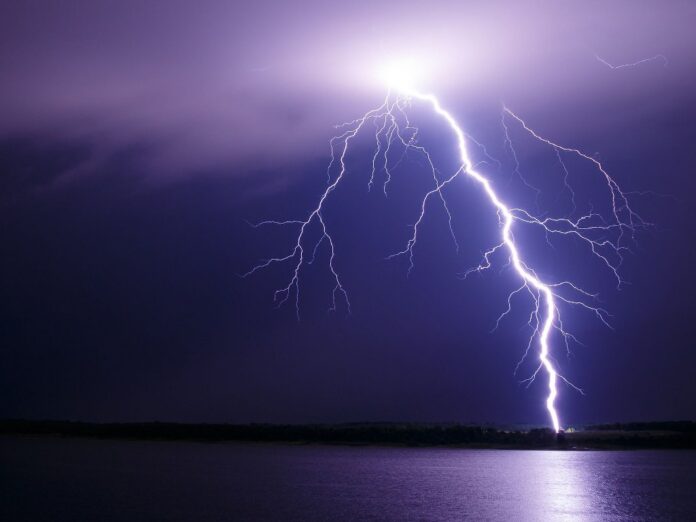 __opt__aboutcom__coeus__resources__content_migration__mnn__images__2016__10__cloud-ground-lightning-f71bba67383949648b1e519588c26342_1024_768