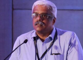 ഒൻപത് മണിക്കൂർ നീണ്ട ചോദ്യം ചെയ്യലിന് ശേഷം മുൻ ഐടി സെക്രട്ടറി ശിവശങ്കരനെ കസ്റ്റംസ് വീട്ടിൽ തിരികെ എത്തിച്ചു