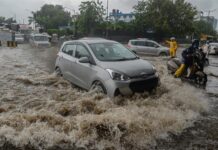 അതിശക്തമായ മഴയെ തുടർന്ന് മുംബൈ നഗര൦ വെള്ളത്തില് മുങ്ങി; മൂന്ന് വർഷത്തിനിടെ ഉണ്ടായ അതിശക്തമായ മഴ