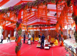 രാമക്ഷേത്ര ക്ഷേത്രപൂജയ്ക്കും ശിലാന്യാസത്തിനുമായി പ്രധാനമന്ത്രി നരേന്ദ്രമോദി അയോധ്യയിലെത്തി