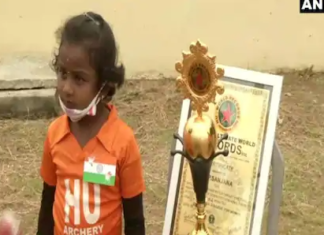 തലകീഴായി തൂങ്ങി 13 മിനുട്ട് 15 സെക്കന്റിനുള്ളിൽ 111 അമ്പുകൾ എയ്ത അഞ്ചു വയസ്സുകാരിയാണ് ഇപ്പോൾ സോഷ്യൽമീഡിയയിൽ താരം