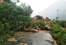 രാജമലയ്ക്ക് സമീപമുള്ള പെട്ടിമുടിയില് ഉണ്ടായ മണ്ണിടിച്ചിലില് നാല് പേര് മരിച്ചതായി സൂചന