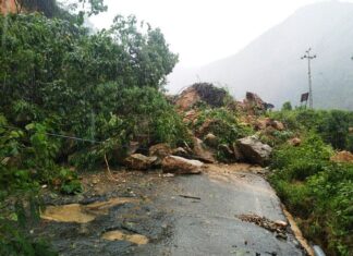 രാജമലയ്ക്ക് സമീപമുള്ള പെട്ടിമുടിയില് ഉണ്ടായ മണ്ണിടിച്ചിലില് നാല് പേര് മരിച്ചതായി സൂചന