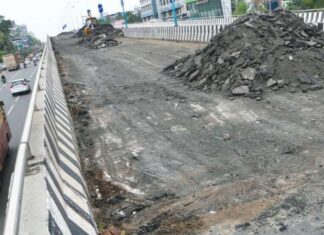 പാലാരിവട്ടത്തെ ഗതാഗതക്കുരുക്കില് നട്ടംതിരിഞ്ഞ് യാത്രക്കാര്; നിലവിലെ പാലം തുറന്നുകൊടുക്കണം അല്ലെങ്കില് പുതിയത് പണിയണം
