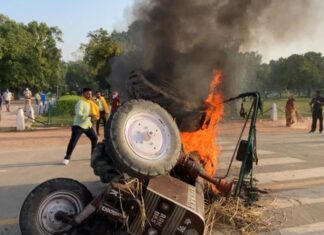 രാഷ്ട്രപതി കാര്ഷിക ബില്ലില് ഒപ്പുവെച്ചതിന് പിന്നാലെ ഇന്ത്യാഗേറ്റിന് സമീപം ട്രാക്ടര് കത്തിച്ച് കര്ഷകരുടെ പ്രതിഷേധം
