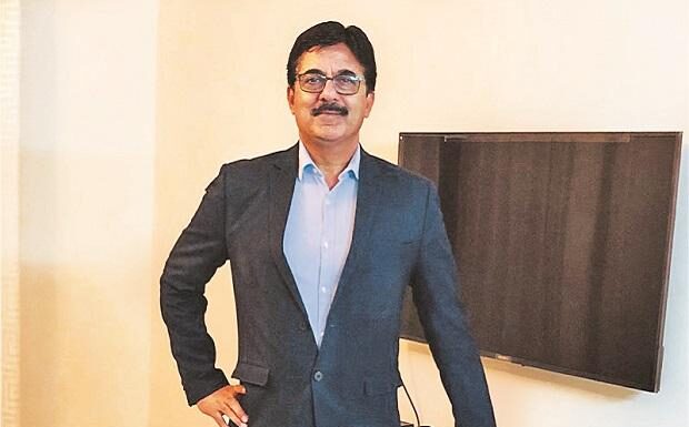 എംഡിയും സി.ഇ.ഒ യുമായ സുനില് ഗുര്ബക്സാനിയെ ധന്ലക്ഷ്മി ബാങ്ക് ഓഹരി ഉടമകള് പുറത്താക്കി