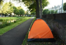 അജ്ഞാത യുവതിയുടെ മൃതദേഹം ഒരു ടെന്റില് കണ്ടെത്തി