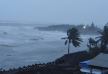 നിവാര് ചുഴലിക്കാറ്റ് ഇന്നലെ രാത്രി തീരംതൊട്ടു; രണ്ടുമരണം