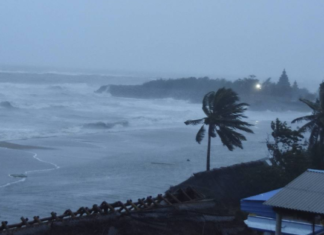 നിവാര് ചുഴലിക്കാറ്റ് ഇന്നലെ രാത്രി തീരംതൊട്ടു; രണ്ടുമരണം