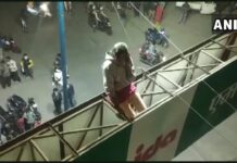 കാമുകനെ വിവാഹം ചെയ്തു തന്നില്ലെങ്കില് ചാടിമരിക്കും : ഹോര്ഡിങിന് മുകളില് കയറി പെണ്കുട്ടിയുടെ ഭീഷണി