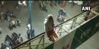 കാമുകനെ വിവാഹം ചെയ്തു തന്നില്ലെങ്കില് ചാടിമരിക്കും : ഹോര്ഡിങിന് മുകളില് കയറി പെണ്കുട്ടിയുടെ ഭീഷണി