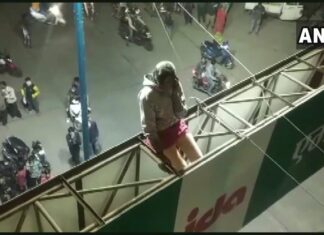 കാമുകനെ വിവാഹം ചെയ്തു തന്നില്ലെങ്കില് ചാടിമരിക്കും : ഹോര്ഡിങിന് മുകളില് കയറി പെണ്കുട്ടിയുടെ ഭീഷണി