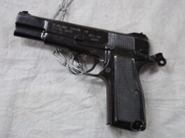 പരിശോധനയ്ക്ക് കൊണ്ടുവന്ന തോക്ക് പൊട്ടി : ജീവനക്കാരന് രക്ഷപ്പെട്ടു