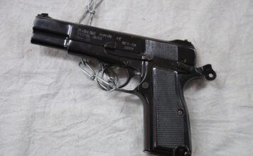 പരിശോധനയ്ക്ക് കൊണ്ടുവന്ന തോക്ക് പൊട്ടി : ജീവനക്കാരന് രക്ഷപ്പെട്ടു