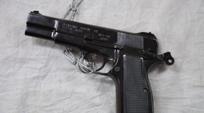 പരിശോധനയ്ക്ക് കൊണ്ടുവന്ന തോക്ക് പൊട്ടി : ജീവനക്കാരന് രക്ഷപ്പെട്ടു