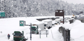 ജപ്പാനില് കനത്ത മഞ്ഞുവീഴ്ചയില് ആയിരങ്ങള്കാറില് ഒരുരാത്രി കുടുങ്ങിക്കിടന്നു