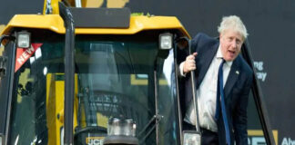 ബുൾഡോസറിൽ കയറി കൈവീശി ബോറിസ് ജോൺസൺ; നാളെ നരേന്ദ്ര മോദിയുമായി കൂടിക്കാഴ്ച നടത്തും