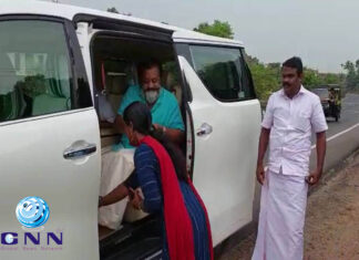 കാറിലിരുന്ന് വിഷുകൈനീട്ടം, പണം വാങ്ങിയ ശേഷം സ്ത്രീകള് കാല്തൊട്ട് അനുഗ്രഹം വാങ്ങുന്നു; സുരേഷ് ഗോപിയുടെ വീഡിയോ വൈറലായതോടെ വിവാദം