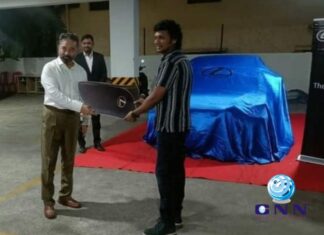 വിക്രത്തിൻറെ വിജയത്തിന് സംവിധായകന് ആഡംബരക്കാർ സമ്മാനിച്ച് കമൽ ഹാസൻ