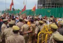 ലുലു മാളിനെതിരെ ഹിന്ദുമഹാസഭയുടെ വൻ പ്രതിഷേധം