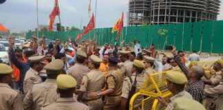 ലുലു മാളിനെതിരെ ഹിന്ദുമഹാസഭയുടെ വൻ പ്രതിഷേധം