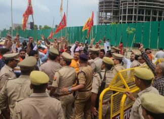 ലുലു മാളിനെതിരെ ഹിന്ദുമഹാസഭയുടെ വൻ പ്രതിഷേധം